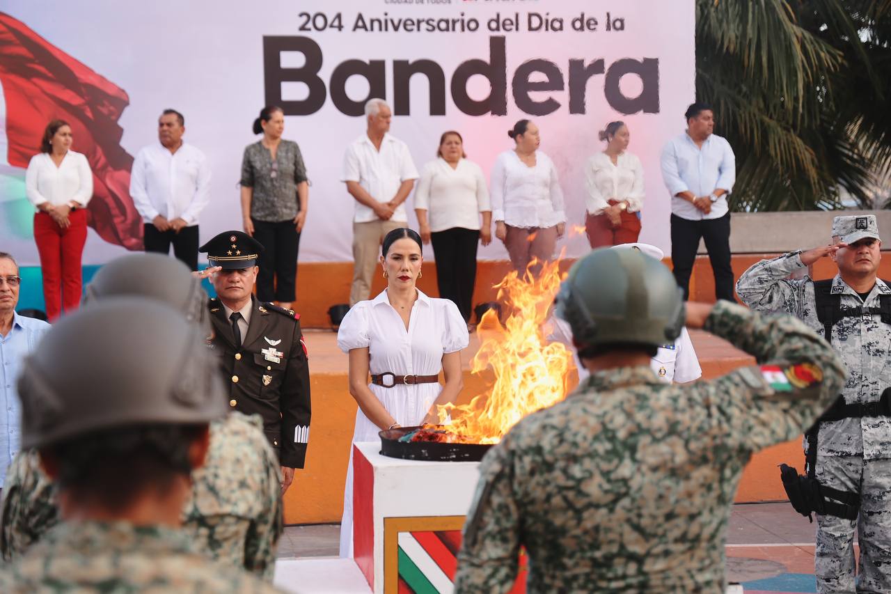 Gobierno de Lizette Tapia Castro honra a la Bandera Nacional en su 204 ...